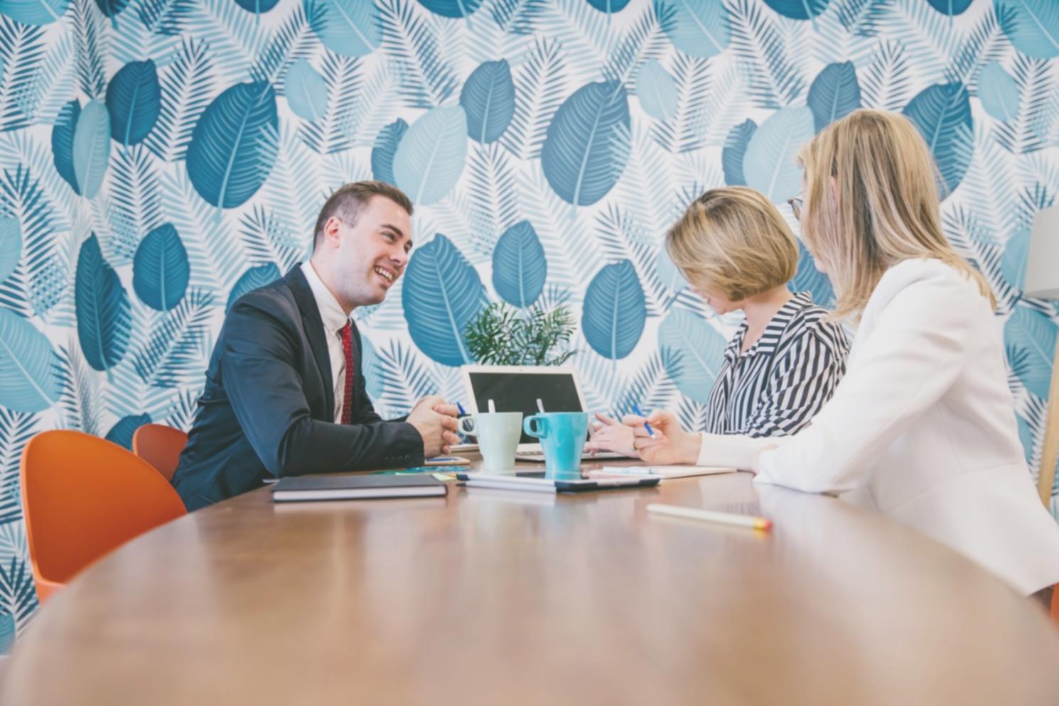 Équipe de consultation financière en réunion stratégique